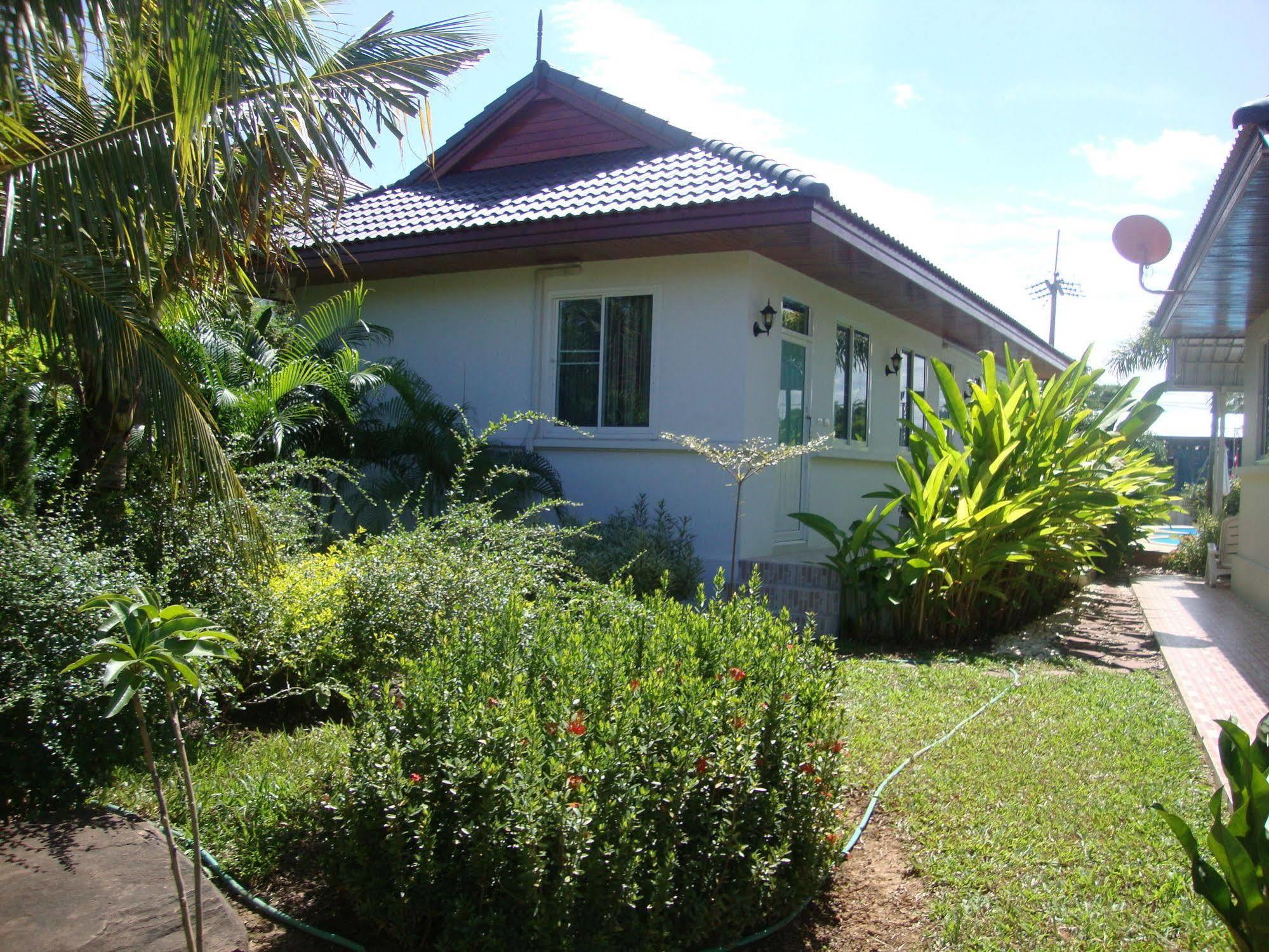 Nuch'S Apple Guest House Si Bun Ruang ภายนอก รูปภาพ